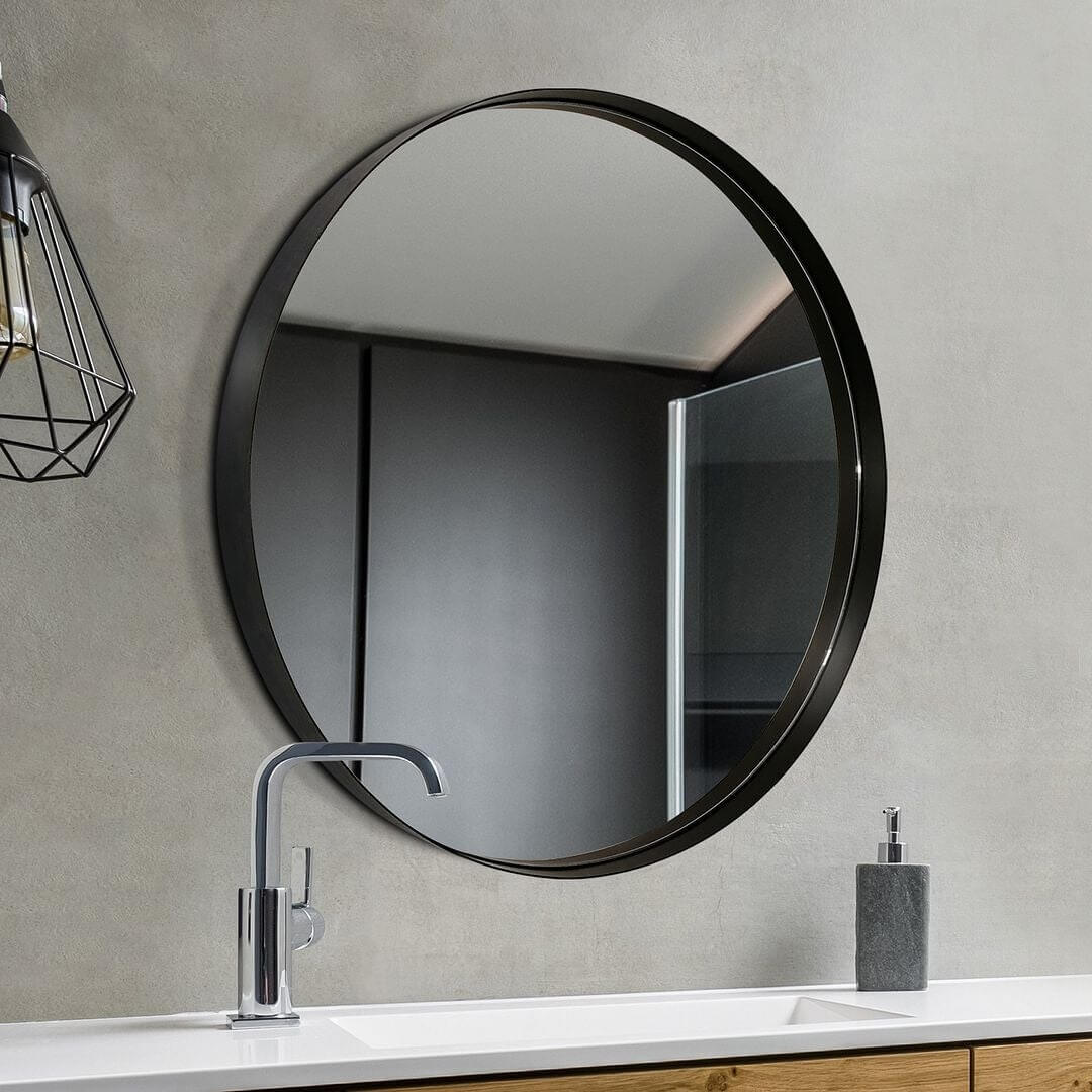 Зеркало в рамке в ванной
